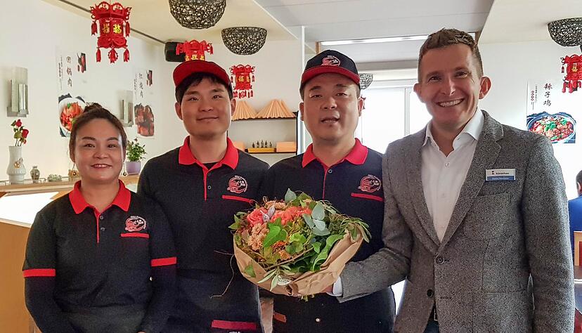 B&uuml;rgermeister Stefan Neumann gratuliert (von links) Houling Zhang, Zhide und Zhaohui Meng zur Er&ouml;ffnung.