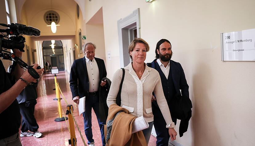 Christina Block auf dem Weg in den Gerichtssaal, rechts ihr Anwalt Ingo Bott, links Gerhard Delling.