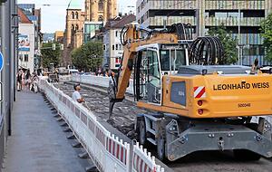 Auf der Friedrich-Ebert-Brücke werden in den Ferien die Fahrbahnstreifen und Übergänge erneuert, derzeit auf der Nordhälfte. Der Autoverkehr wird über die gesperrte Stadtbahntrasse umgeleitet.
Foto: Andreas Veigel