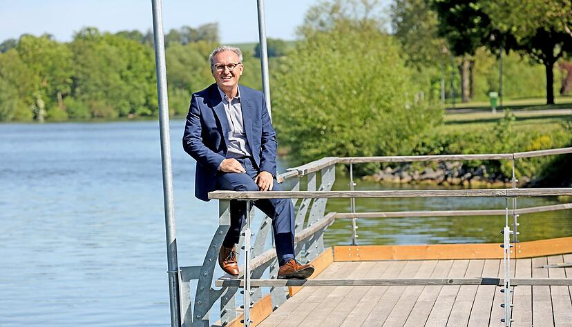 "Die Geselligkeit hat in Offenau einen hohen Stellenwert": Seit 1995 lenkt Bürgermeister Michael Folk die Geschicke in Offenau. Am Neckarsteg fand in den letzten Jahren stets das Kornlupferfest statt.
Foto: Seidel "Die Geselligkeit hat in Offenau einen hohen Stellenwert": Seit 1995 lenkt Bürgermeister Michael Folk die Geschicke in Offenau. Am Neckarsteg fand in den letzten Jahren stets das Kornlupferfest statt.
Foto: Seidel