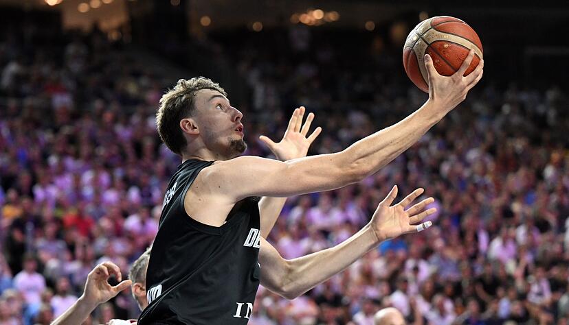 Deutschlands Franz Wagner spielt den Ball.