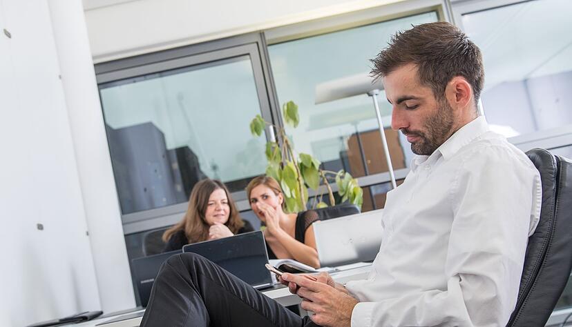 Schadenfreude - auch im Job - kennt wahrscheinlich jeder und jede. Entscheidend ist, wie man mit diesem Gefühl umgeht.