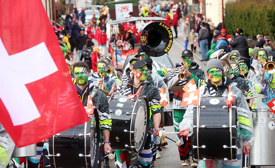 Guggenmusiker sorgen mit lauten Kl&auml;ngen f&uuml;r Stimmung beim traditionellen Karnevalsumzug.