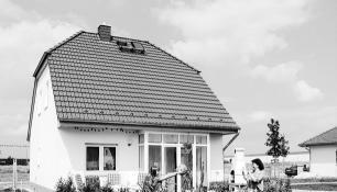 Das &bdquo;Wohlf&uuml;hlhaus&ldquo; von Kern-Haus - nur eines von zahlreichen erschwinglichen Hausmodellen f&uuml;r junge Familien. (Foto: Kern-Haus)