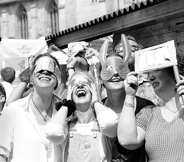 Fantasievolle Brillen: Mit lustigen, selbst gebastelten Schutzbrillen bewundern die Menschen das Jahrhundertereignis. Fantasievolle Brillen: Mit lustigen, selbst gebastelten Schutzbrillen bewundern die Menschen das Jahrhundertereignis.