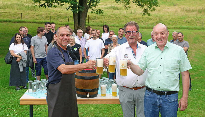 Festbierprobe fürs lange Festwochenende für 50 Jahre Langenbrettach (von links): Bürgermeister Timo Natter, Hans-Peter Habel-Küffner vom Neckarsulmer Brauhaus und Braumeister Karl Gruhler. Festbierprobe fürs lange Festwochenende für 50 Jahre Langenbrettach (von links): Bürgermeister Timo Natter, Hans-Peter Habel-Küffner vom Neckarsulmer Brauhaus und Braumeister Karl Gruhler.