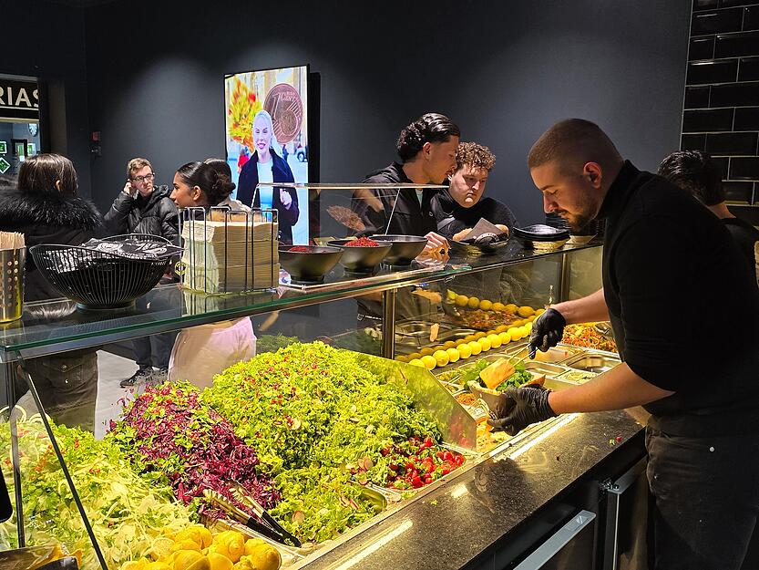Beim Pre-Opening hatten die Mitarbeiter von "Original Berliner Döner" im Wollhaus gut zu tun. Beim Pre-Opening hatten die Mitarbeiter von "Original Berliner Döner" im Wollhaus gut zu tun.