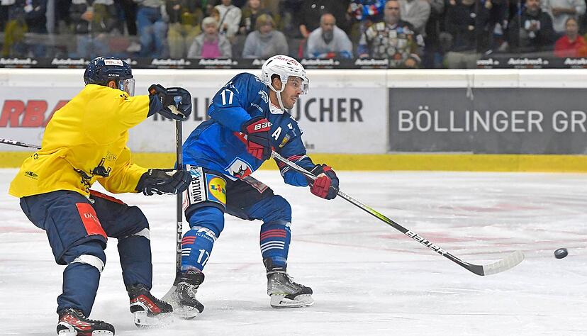 Wie schon im ersten Spiel gegen die Rebels gerieten Robin Just (rechts) und die Falken zun&auml;chst in R&uuml;ckstand, drehten dann aber die Partie. 
Foto: Archiv/Berger