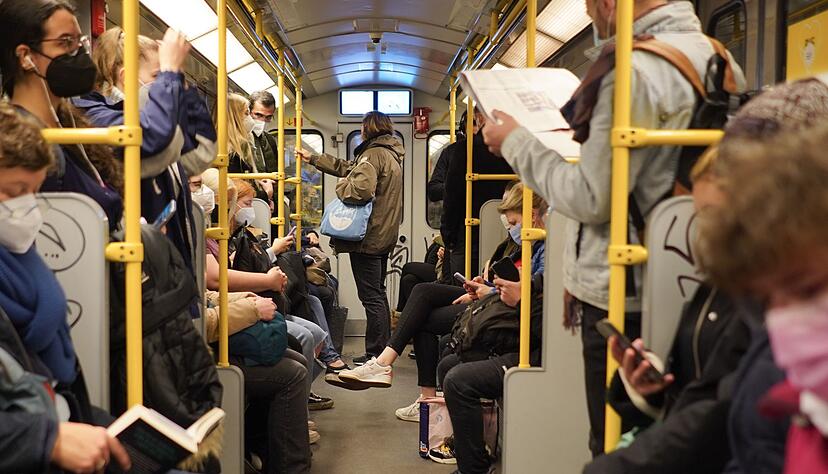 Alle Jahre wieder: Die Grippewelle sorgt in vollen Bahnen und B&uuml;ros f&uuml;r ein erh&ouml;htes Ansteckungsrisiko durch Tr&ouml;pfcheninfektion.