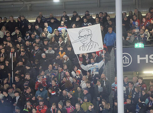 Die Fans der Heilbronner Falken halten beim Heimspiel gegen die Stuttgarter Rebels immer wieder Banner nach oben. Die Fans der Heilbronner Falken halten beim Heimspiel gegen die Stuttgarter Rebels immer wieder Banner nach oben.