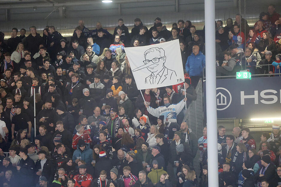 Die Fans der Heilbronner Falken halten beim Heimspiel gegen die Stuttgarter Rebels immer wieder Banner nach oben. Die Fans der Heilbronner Falken halten beim Heimspiel gegen die Stuttgarter Rebels immer wieder Banner nach oben.
