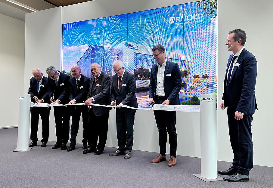 Das Band wird durchschnitten:
Rolf Bauer | Ehrenmitglied des Beirats der Würth-Gruppe und ehemaliges Mitglied der Konzernführung der Würth-Gruppe –
Robert Friedmann | Sprecher der Konzernführung der Würth-Gruppe –
Dirk Döllner | CEO der ARNOLD GROUP und Senior Vice President Würth-Gruppe –
Prof. Prof. Dr. h. c. mult. Reinhold Würth | Vorsitzender des Stiftungsaufsichtsrats der Würth-Gruppe –
Gotthard Wirth | Erster Landratsbeamter, Landratsamt Hohenlohekreis –
Michael Foss | Bürgermeister Forchtenberg –
Lukas Schmieg | Senior Director Functional Components und Standortleiter Standort Forchtenberg-Rauhbusch Das Band wird durchschnitten:
Rolf Bauer | Ehrenmitglied des Beirats der Würth-Gruppe und ehemaliges Mitglied der Konzernführung der Würth-Gruppe –
Robert Friedmann | Sprecher der Konzernführung der Würth-Gruppe –
Dirk Döllner | CEO der ARNOLD GROUP und Senior Vice President Würth-Gruppe –
Prof. Prof. Dr. h. c. mult. Reinhold Würth | Vorsitzender des Stiftungsaufsichtsrats der Würth-Gruppe –
Gotthard Wirth | Erster Landratsbeamter, Landratsamt Hohenlohekreis –
Michael Foss | Bürgermeister Forchtenberg –
Lukas Schmieg | Senior Director Functional Components und Standortleiter Standort Forchtenberg-Rauhbusch