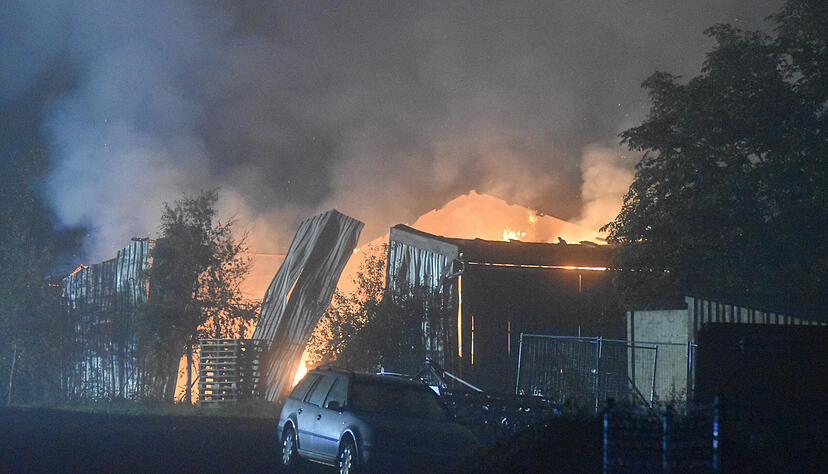 In Rot am See war in der Nacht auf einem Bauernhof ein Brand ausgebrochen. Rund 50 Schweine starben. In Rot am See war in der Nacht auf einem Bauernhof ein Brand ausgebrochen. Rund 50 Schweine starben.