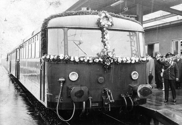 Festlich geschmückt verlässt der Schienenbus am 27. September 1964 den Lauffener Bahnhof zur ersten Fahrt auf der normalspurigen Zabergäubahn nach Brackenheim. Der Rest der Strecke bis nach Leonbronn soll im Frühjahr 1965 umgespurt sein.