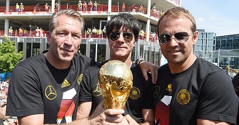 Nach dem WM-Sieg noch gemeinsam auf dem Truck: v.l.: Torwarttrainer Andreas Köpke (Deutschland), Bundestrainer / Trainer Joachim Löw (Deutschland), Assistenztrainer / Co-Trainer Hansi Flick (Deutschland) am 15.07.2014 zur Feier der deutschen Fußball-Nationalmannschaft auf die Fanmeile am Brandenburger Tor in Berlin.