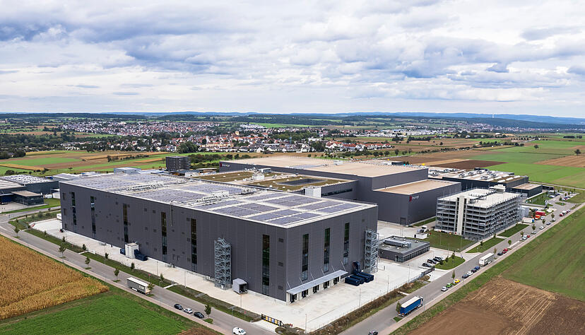 Mit der Fertigstellung der Halle West hat das Modeunternehmen Breuninger seine Logistikkapazit&auml;ten in Sachsenheim ausgebaut.