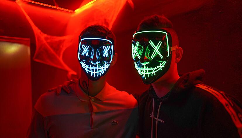 Kürbisse, Grusel-Partys in der Kulturbrauerei wie aus Horror-Filmreihe «The Purge» verkleidet. In den Clubs der Hauptstadt wird wieder in Grusel-Kostümen gefeiert. (zu dpa: «Diese Halloween-Partys versprechen Aufregung») Foto: Jörg Carstensen/dpa +++ dpa-Bildfunk +++ Kürbisse, Grusel-Partys in der Kulturbrauerei wie aus Horror-Filmreihe «The Purge» verkleidet. In den Clubs der Hauptstadt wird wieder in Grusel-Kostümen gefeiert. (zu dpa: «Diese Halloween-Partys versprechen Aufregung») Foto: Jörg Carstensen/dpa +++ dpa-Bildfunk +++