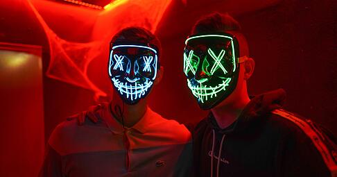 Kürbisse, Grusel-Partys in der Kulturbrauerei wie aus Horror-Filmreihe «The Purge» verkleidet. In den Clubs der Hauptstadt wird wieder in Grusel-Kostümen gefeiert. (zu dpa: «Diese Halloween-Partys versprechen Aufregung») Foto: Jörg Carstensen/dpa +++ dpa-Bildfunk +++