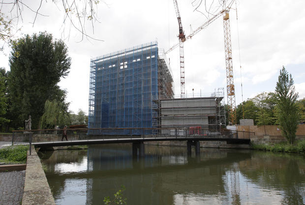 Eingerüstet: Herbstlicher Blick auf die Science Center-Baustelle
am alten Neckar