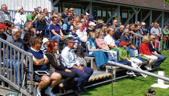 Begeistert: Viele Schaulustige sind zum Golfclub Sinsheim in den Buchenauerhof gekommen, um Karsten Maas beim Erlebnistag zu bestaunen. Begeistert: Viele Schaulustige sind zum Golfclub Sinsheim in den Buchenauerhof gekommen, um Karsten Maas beim Erlebnistag zu bestaunen.