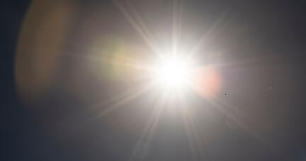 Die Sonne scheint am Himmel.