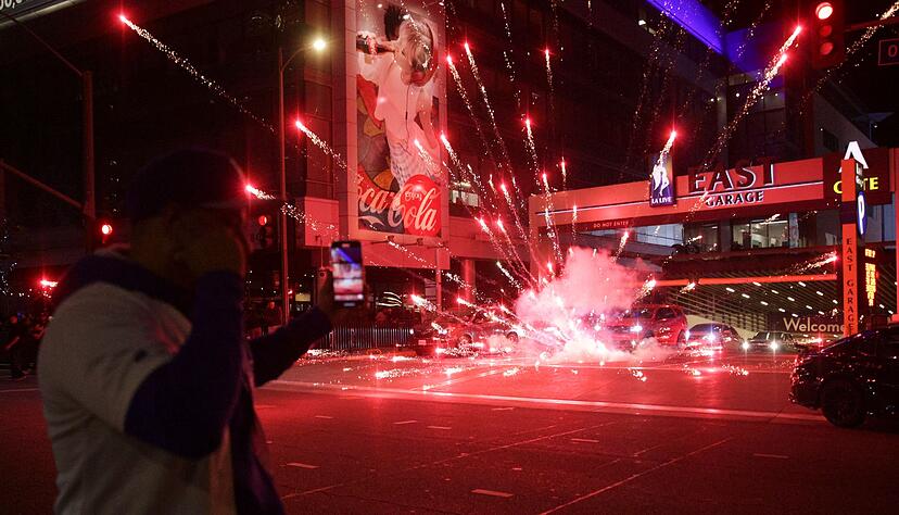 Ein Feuerwerk explodiert in Los Angeles.
