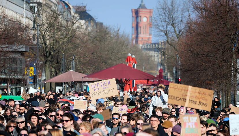 Auf Bundesebene hatten Union und SPD in ihrem Koalitionsvertrag vereinbart, das Cyber-Strafrecht zu reformieren und Strafbarkeitsl&uuml;cken zu schlie&szlig;en.