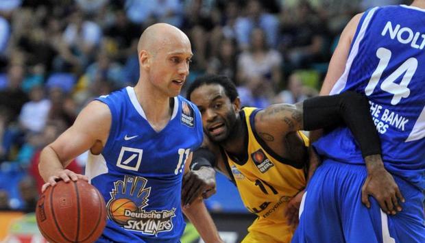 Der Frankfurter Pascal Roller (l) spielte sein letztes Karriere-Spiel gegen Alba Berlin mit Julius Jenkins (M).