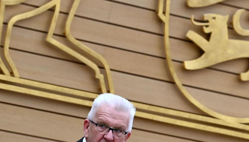 Baden-W&uuml;rttembergs Ministerpr&auml;sident Winfried Kretschmann (Gr&uuml;ne) sitzt im Plenarsaal des Landtages.