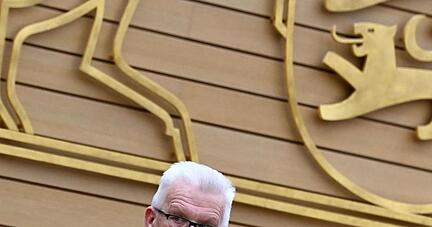 Baden-W&uuml;rttembergs Ministerpr&auml;sident Winfried Kretschmann (Gr&uuml;ne) sitzt im Plenarsaal des Landtages.