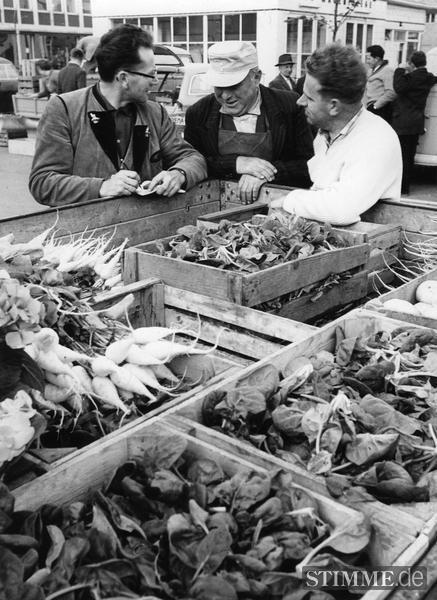 Handelseinig? Dreimal die Woche verkaufen Gärtner auf dem Wollhausplatz ihr Frischgemüse an den Großmarkt, anschließend bieten sie dort  auf dem Wochenmarkt ihre Ware dem Kleinverbraucher an.  (o.D.) Handelseinig? Dreimal die Woche verkaufen Gärtner auf dem Wollhausplatz ihr Frischgemüse an den Großmarkt, anschließend bieten sie dort  auf dem Wochenmarkt ihre Ware dem Kleinverbraucher an.  (o.D.)
