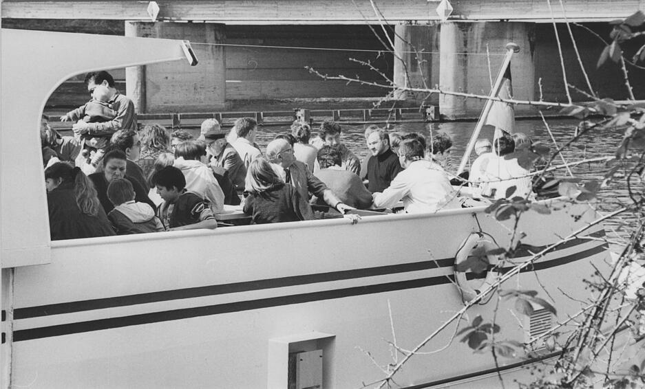 1996: Besonders beliebt  beim österlichen Saisonstart ist das Sonnendeck des Neckarbummlers. 300 Personen finden auf dem Ausflugsschiff Platz.