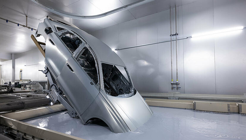 Karosserie eintauchen und dann
drehen: Die neue Tauchlackierung ist platzsparender und gründlicher als bisher. Zudem spart das Verfahren Energie ein. Karosserie eintauchen und dann
drehen: Die neue Tauchlackierung ist platzsparender und gründlicher als bisher. Zudem spart das Verfahren Energie ein.