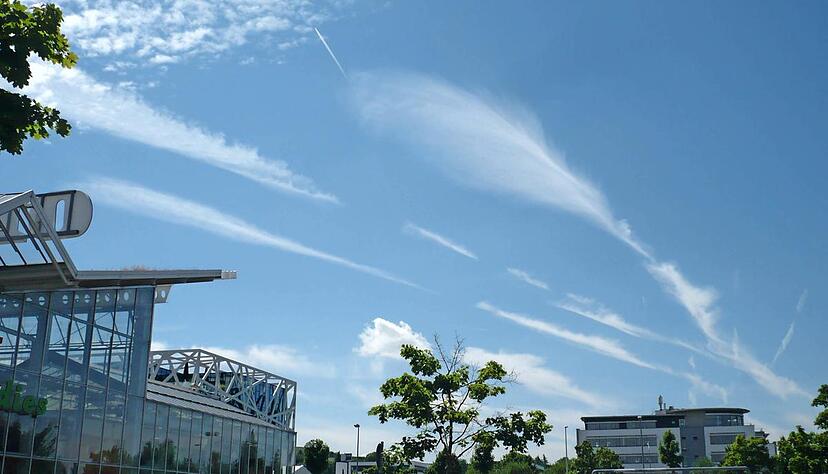 Unter anderem vom Parkplatz eines Heilbronner Baumarkts aus beobachtet Marion Behringer (Name geändert) Wolkenformationen, in denen sie mehr sieht als bloße Kondensstreifen von Flugzeugen. Foto: privat