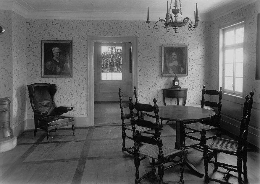 Auf dieser undatierten Aufnahme sind unter anderem Esszimmermöbel zu sehen, die sich im heutigen Wintergarten  des Holzanbaus, dem sogenannten Schweizerhaus, befinden. Auf dieser undatierten Aufnahme sind unter anderem Esszimmermöbel zu sehen, die sich im heutigen Wintergarten  des Holzanbaus, dem sogenannten Schweizerhaus, befinden.