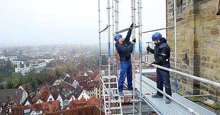 Am Boden laden die Arbeiter Eisenstangen und -riegel in den Aufzug ein. Oben angekommen, werden sie zu Gerüstlagen verschraubt.
Fotos: Ralf Seidel