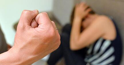 Die Zahl der angezeigten Gewalttaten unter Paaren und Ex-Partnern ist 2020 noch stärker gestiegen als in den Jahren zuvor. In den meisten Fällen sind Frauen die Opfer.