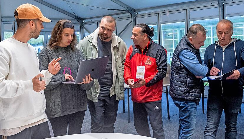 Aufbau-Besprechung f&uuml;r die deutschen Meisterschaften mit dem Stellvertretenden Abteilungsleiter Nico Lang (ganz links) und Eduard Popp (3. v. li.).
Foto: Mario Berger