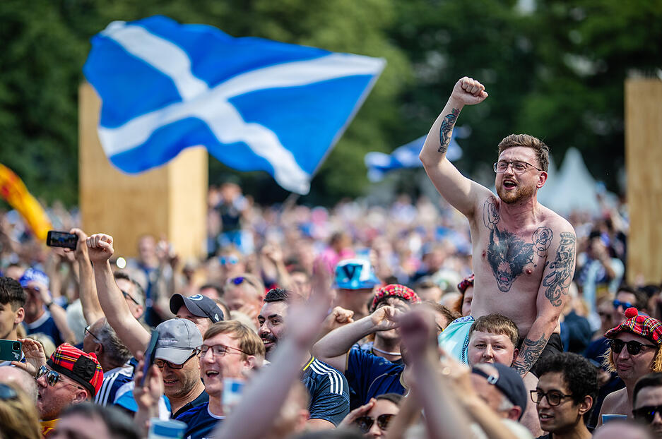 Schottische Fans feiern vor dem EM Spiel im Stadtgarten. Schottische Fans feiern vor dem EM Spiel im Stadtgarten.