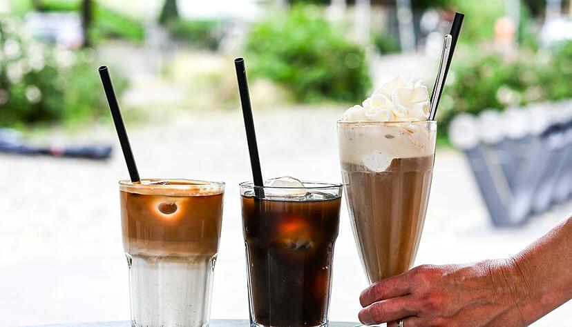 Kalter Kaffee - modern und traditionell: Iced Latte, Iced Coffee und klassischer Eiskaffee mit Vanilleeis und Sahne. (Archivbild)