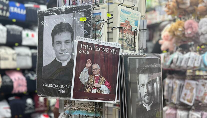 Rund um den Petersdom werden Kalender von Papst Leo XIV. sowie echten und falschen Priestern verkauft.