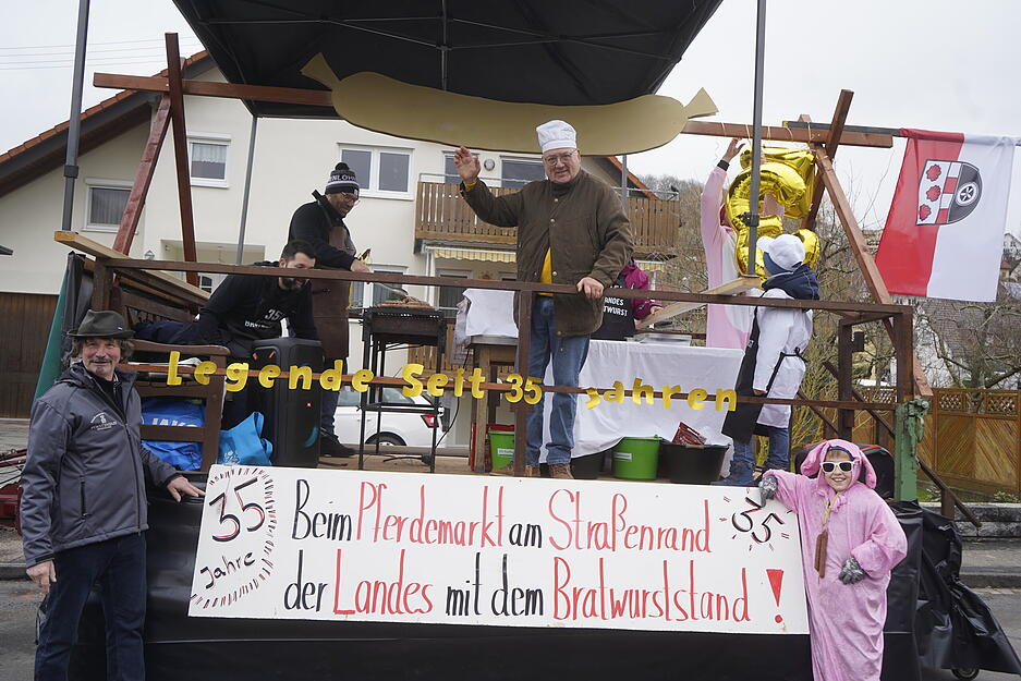 Politische Themen werden beim Fr&uuml;hjahrspferdemarkt humorvoll und pointiert aufgegriffen.
