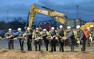 Hinter dem bestehenden Feuerwehrgebäude entsteht der neue Bau mit Duschen und zentraler Schlauchwerkstatt.
Fotos: Tscherwitschke Hinter dem bestehenden Feuerwehrgebäude entsteht der neue Bau mit Duschen und zentraler Schlauchwerkstatt.
Fotos: Tscherwitschke