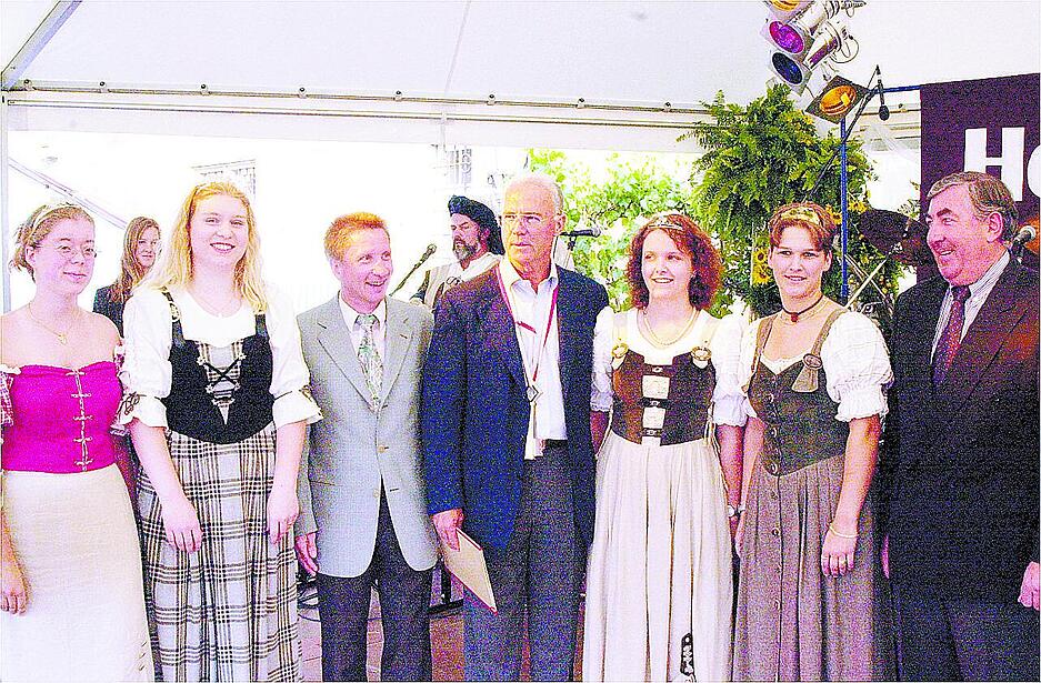 2001: Eröffnung des 6. Hohenloher Weindorfs. Franz Beckenbauer (Mitte) erhält den Öhringer Weinschlüssel.