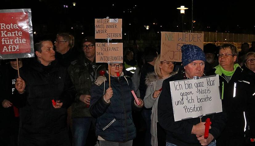 Draußen vor der Stadthalle protestieren anlässlich des AfD-Neujahrsempfangs rund 120 Menschen mit Schildern und lautstarkem Trillerpfeifen-Konzert gegen Rechtsextremismus. Draußen vor der Stadthalle protestieren anlässlich des AfD-Neujahrsempfangs rund 120 Menschen mit Schildern und lautstarkem Trillerpfeifen-Konzert gegen Rechtsextremismus.