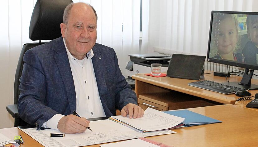 Bürgermeister Dieter Böhringer hört nach knapp 40 Jahren auf. Angst, nach dieser langen Amtszeit in ein Loch zu fallen, hat er nicht.
Foto: Friedhelm Römer Bürgermeister Dieter Böhringer hört nach knapp 40 Jahren auf. Angst, nach dieser langen Amtszeit in ein Loch zu fallen, hat er nicht.
Foto: Friedhelm Römer