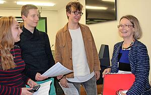 Die rote Mappe mit dringenden Anliegen hat Evelyne Gebhardt stets dabei. Hier schauen ihr Sch&uuml;ler bei der Arbeit &uuml;ber die Schulter. Foto: Archiv/Tscherwitschke