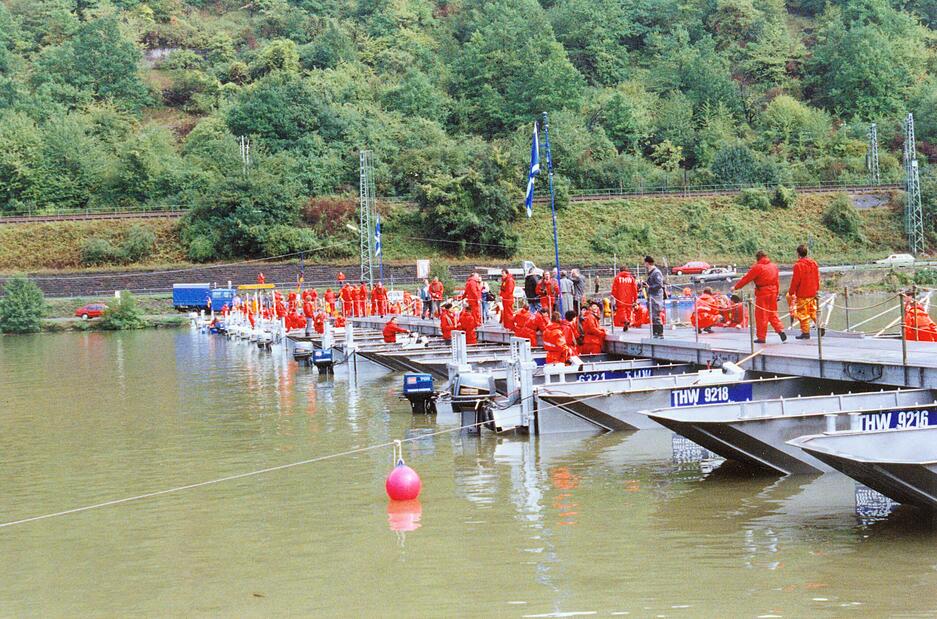 Auch vor 35 Jahren war am Fähranleger in Haßmersheim (Neckar-Odenwald-Kreis) anlässlich des Brückenschlags einiges los.