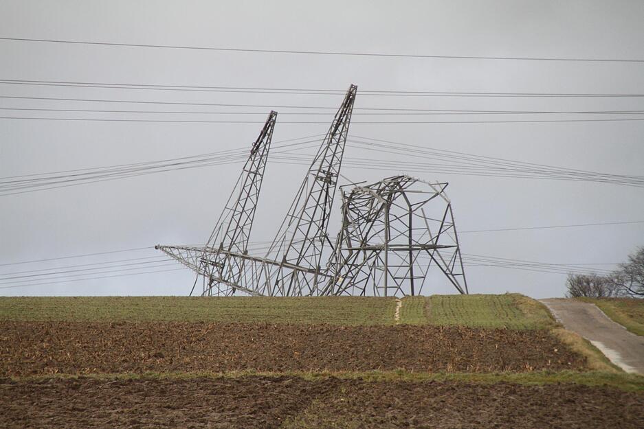 Die B&ouml;en des Sturms "Burglind" knickten zwei Hochstrommasten bei Eschental um.
