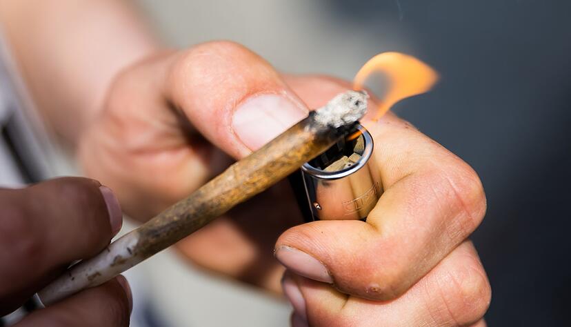 Aufh&ouml;ren statt anz&uuml;nden: Eine Cannabisabh&auml;ngigkeit kann auch ohne professionelle Hilfe &uuml;berwunden werden. Die Erfolgswahrscheinlichkeit ist aber stark von individuellen Faktoren abh&auml;ngig.